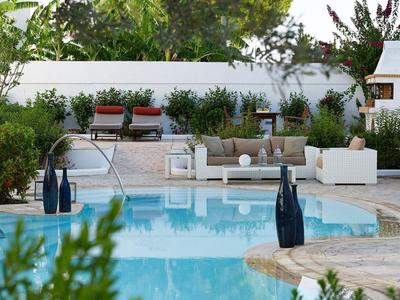 Nowoczesna przestrzeń na zewnątrz z basenem i wygodnymi miejscami do siedzenia w ogrodzie.