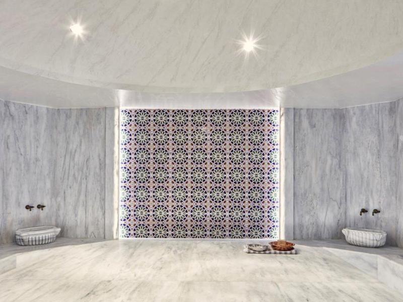 Hammam moderno con pareti in marmo e finestra con piastrelle decorative, design minimalista.