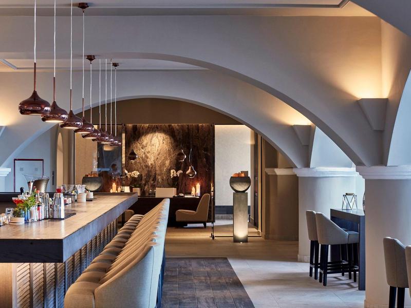 Bar dell'hotel elegante con comodi posti a sedere e illuminazione d'atmosfera sotto volta.