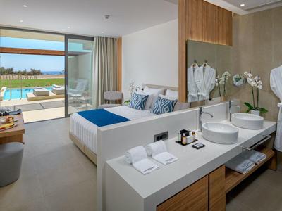 Camera d'hotel moderna con letto matrimoniale, bagno e terrazza con vista mare.