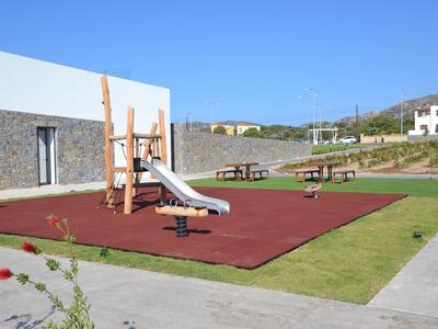 Un cestino di croissant e un bicchiere di succo d'arancia su un tavolo all'aperto con sfondo sfocato.