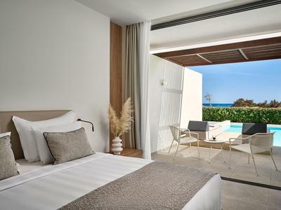 Camera d'hotel moderna con letto grande e terrazza con vista mare