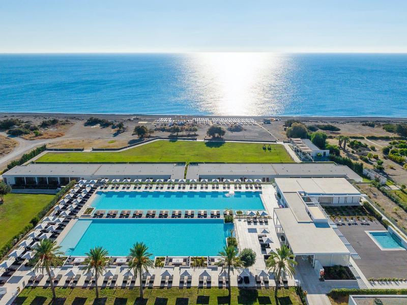 Grande hotel con più piscine, lettini e accesso diretto alla spiaggia sul mare.