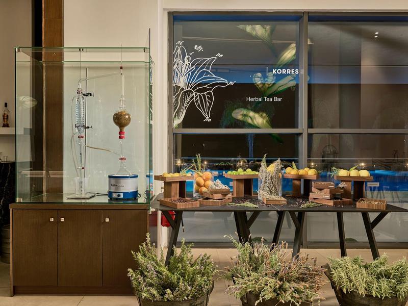 Tavolo del buffet con vari piatti davanti a una vetrina di vetro in un ristorante d'hotel moderno.