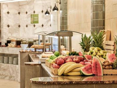 Buffet con frutta fresca e lampade sospese in un ristorante di hotel moderno.