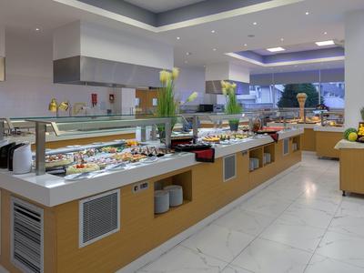 Estación de buffet moderna en un restaurante de hotel luminoso y limpio con variedad de comidas.