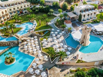 Grand complexe avec plusieurs piscines, transats et espaces verts dans un cadre tropical.