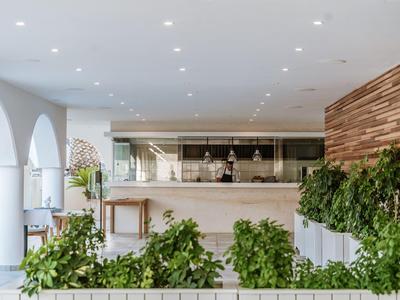 Restaurant moderne avec accents de bois et plantes vertes et éclairage lumineux