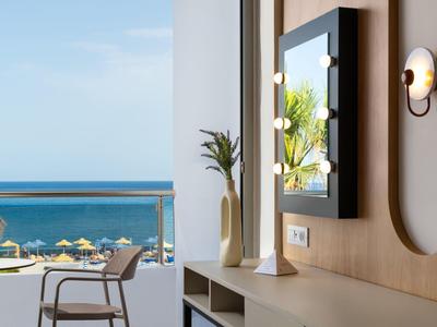 Modern balkon met zeezicht, stoel en decoratie in hotelkamer