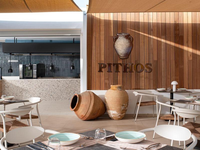 Moderne hotelrestaurants met houten wand en keramische decoratie.