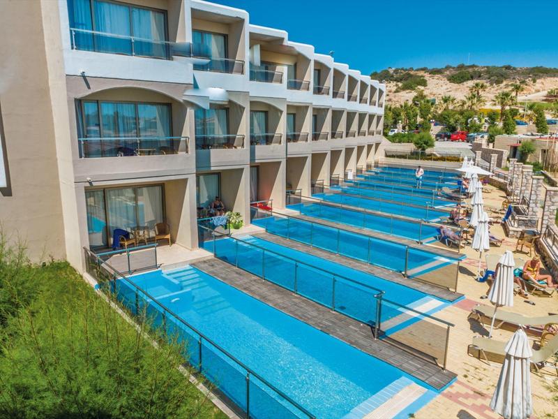 Hotel met privézwembaden op terrassen met uitzicht op een zonnige heuvelbuurt