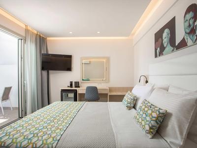 Nowoczesny pokój hotelowy z podwójnym łóżkiem, biurkiem i balkonem