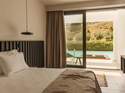 Modern hotelkamer met tweepersoonsbed en toegang tot terras met zwembad en natuurlandschap.