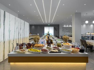 Bufet z różnorodnymi potrawami w nowoczesnej restauracji hotelowej.