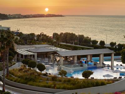 Hotel mit Pool und Meerblick bei Sonnenuntergang