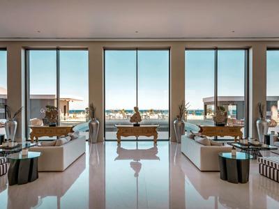 Moderner Hotel-Loungebereich mit großen Fenstern und Meerblick.