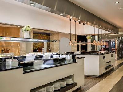 Cucina moderna dell'hotel con isole cucina eleganti e fornelli sullo sfondo.