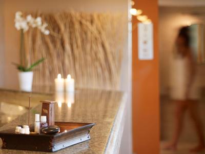 Accogliente hall d'hotel con candele accese e decorazioni floreali sul bancone