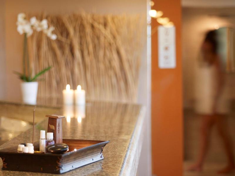 Accogliente hall d'hotel con candele accese e decorazioni floreali sul bancone