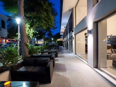 Terrazza d'hotel moderna con posti a sedere e illuminazione notturna