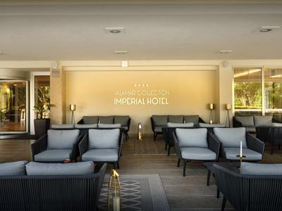 Lobby moderna de hotel con áreas de descanso cómodas y luz cálida para estancias relajadas.