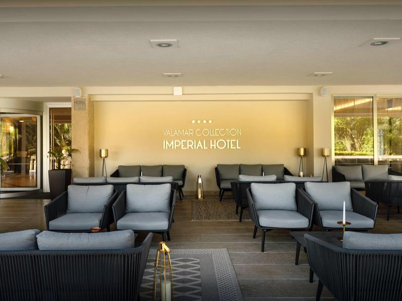 Lobby moderna de hotel con áreas de descanso cómodas y luz cálida para estancias relajadas.