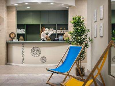 Bar d'hôtel avec barman, sièges et ambiance calme