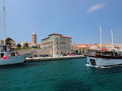 Haven met boten en historische gebouwen langs de kust bij heldere lucht.