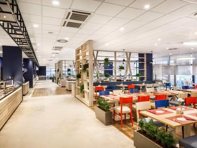 Modern eingerichteter Hotelrestaurantbereich mit Sitzplätzen und Buffet