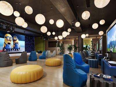 Moderní herna s pohodlnými sedacími vaky a velkými obrazovkami v hotelu.