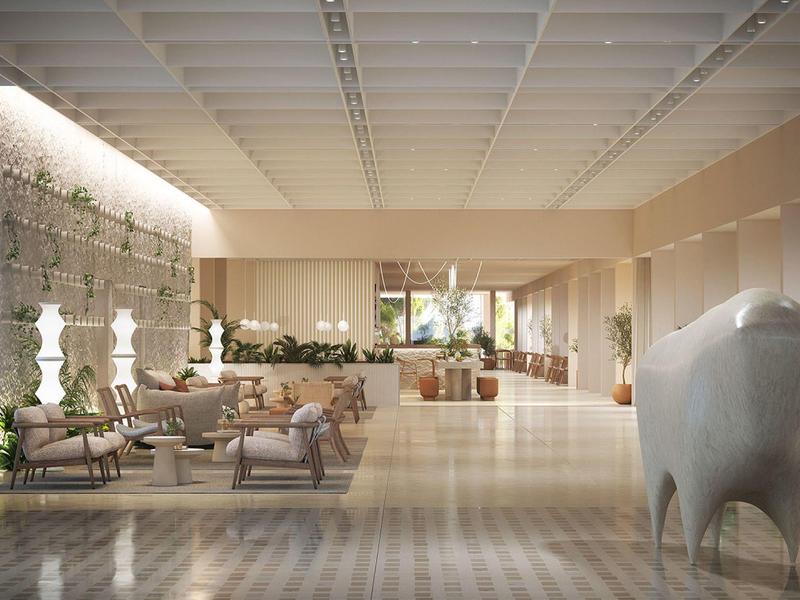 Světlá, moderní hotelová lobby s dřevěnou podlahou a pohodlnými posezeními.