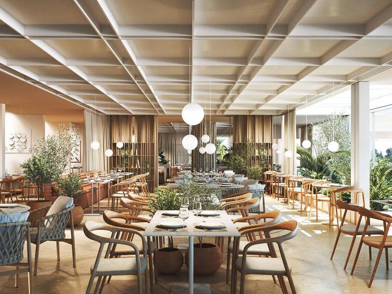 Moderní restaurace s elegantním dřevěným nábytkem, prostřenými stoly a velkými okny.