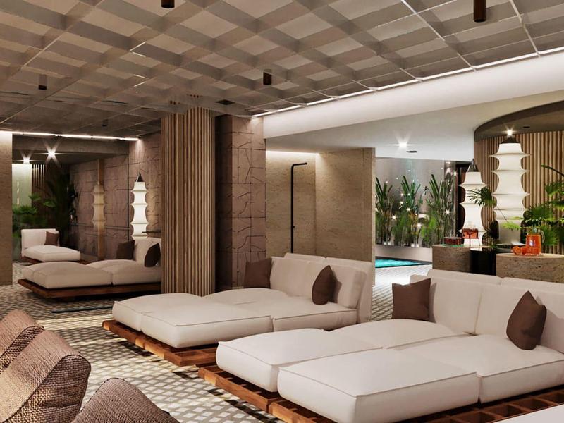 Moderní hotelový salon s bílými pohovkami, dřevěným stropem a výhledem na zahradní bazén.