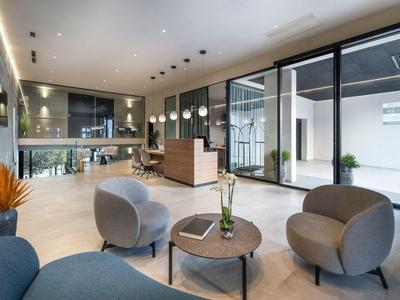 Moderner Hotel-Loungebereich mit gemütlichen Sesseln und großflächigen Fenstern.