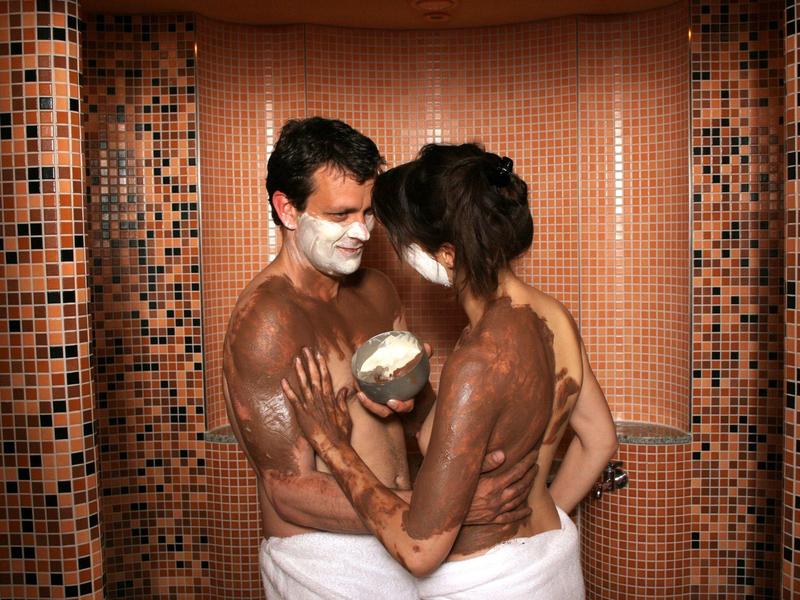 Helles Restaurant mit großen Fenstern, Holzboden, Fischerdeko und modernem Mobiliar.