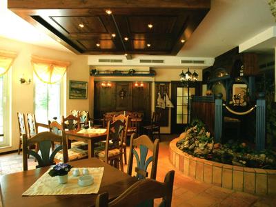 Gemütlicher Hotelrestaurantbereich mit Holzmöbeln und warmem Licht.