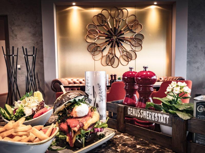 Bufet restauracyjny z burgerem, frytkami i dekoracjami w stylowym otoczeniu.