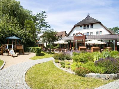 Hotel mit Garten, Terrasse und Spielplatz auf einem gepflegten Grundstück
