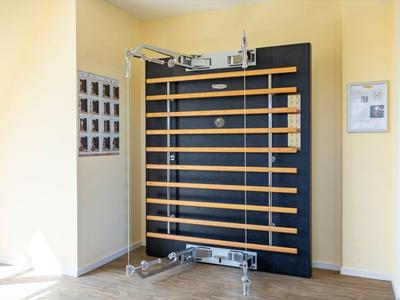 Calcio balilla pieghevole in una stanza luminosa e moderna con pareti gialle e pavimento in legno.