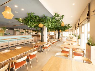 Salle à manger lumineuse avec tables en bois, chaises, plantes vertes et grandes fenêtres.