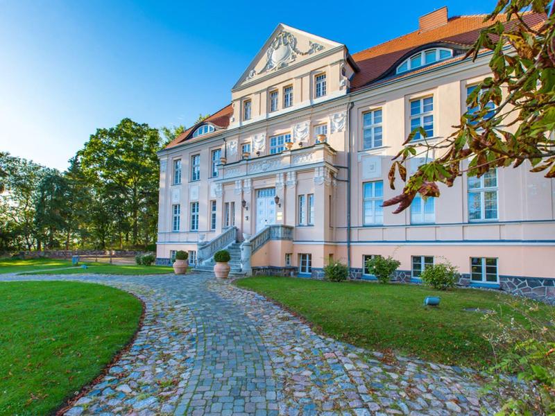 Hotel elegante con architettura classica e sentiero lastricato nel parco