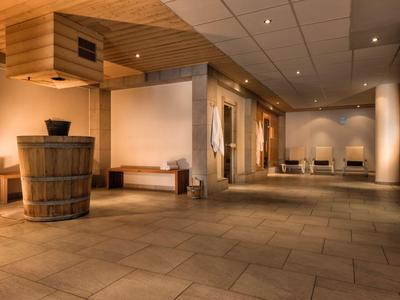 Warmer, einladender Wellnessbereich mit Holzelementen und beruhigender Beleuchtung.