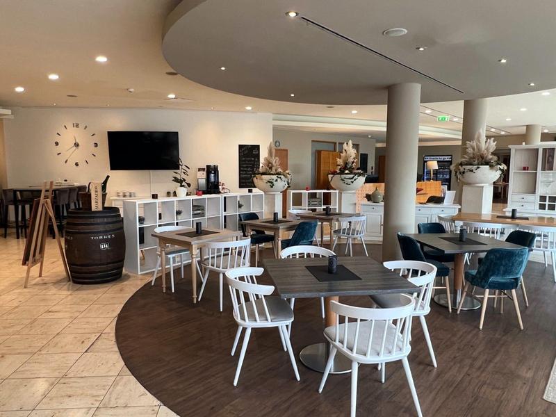 Nowoczesny bar hotelowy z wygodnymi krzesłami i swobodną atmosferą.