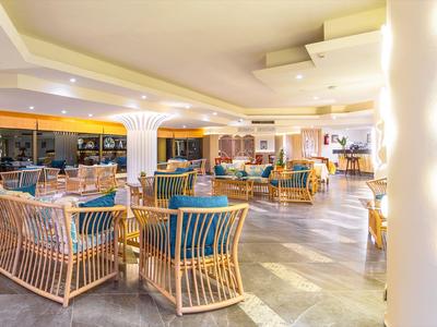 Heller, moderner Hotel-Loungebereich mit Holzmöbeln und vielen Sitzgelegenheiten.