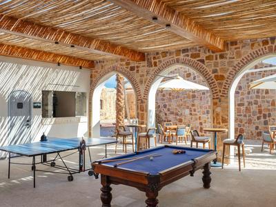 Espace de loisirs couvert avec table de billard et table de ping-pong de style rustique