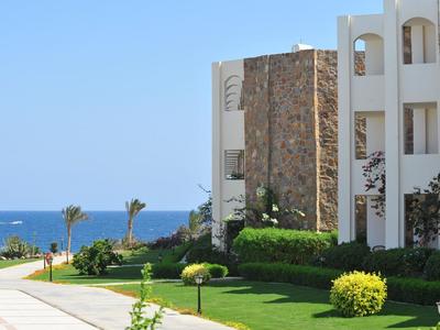 Edificio con giardino e vista mare sotto un cielo limpido