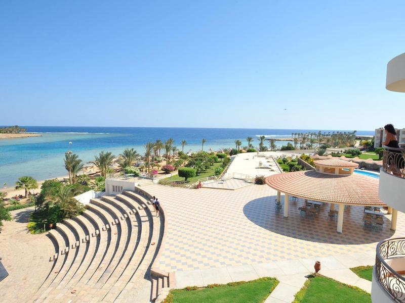 Vista su una terrazza d'hotel con anfiteatro e vista sul mare.