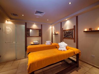 Gemütlicher Wellnessraum mit zwei Massageliegen, warmem Licht und entspannender Atmosphäre.