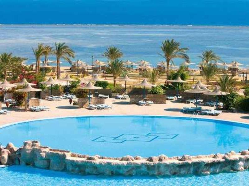 Basen w kształcie gwiazdy z palmami i plażą w tle