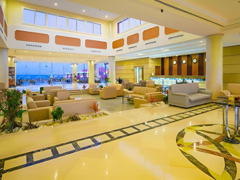 Großer, heller Hotel-Loungebereich mit modernen Möbeln und Panoramafenstern.